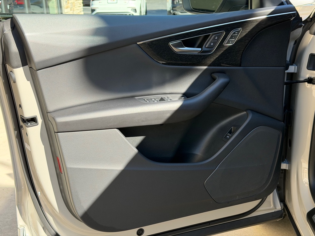 Photo 21 of this AUDI Q8