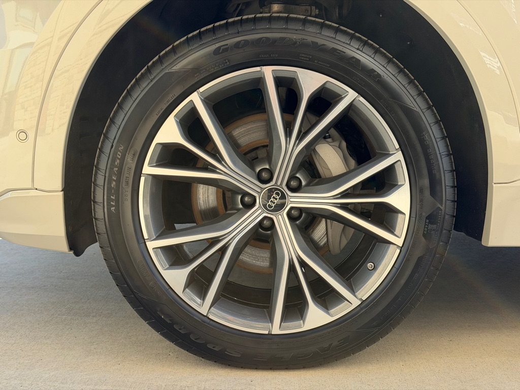 Photo 15 of this AUDI Q8
