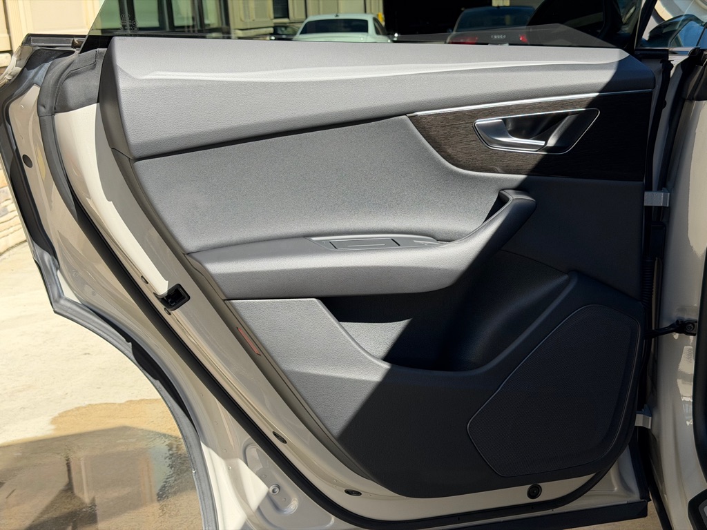 Photo 84 of this AUDI Q8