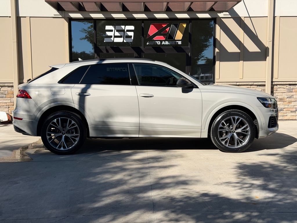 Photo 2 of this AUDI Q8