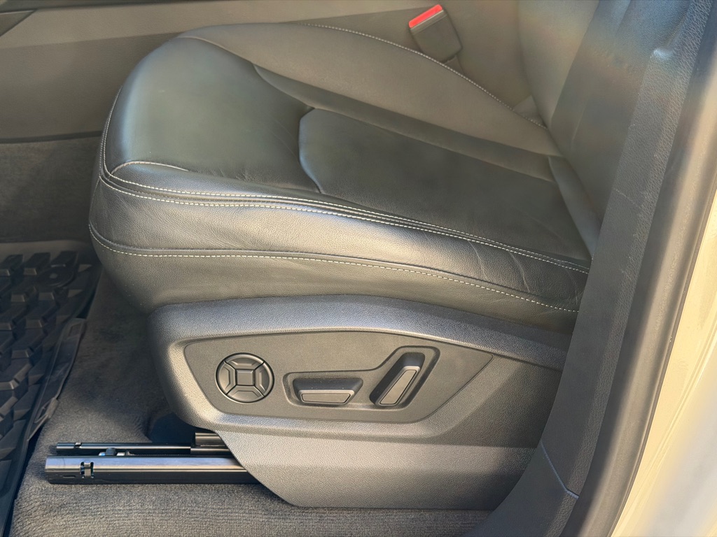 Photo 26 of this AUDI Q8