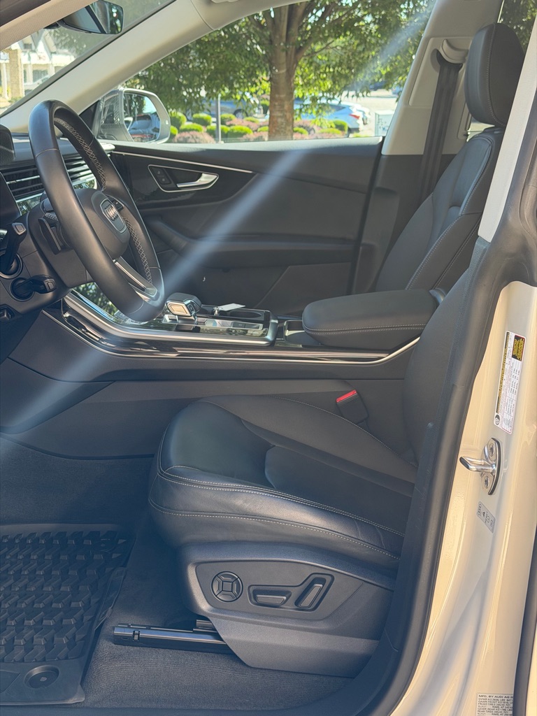 Photo 19 of this AUDI Q8