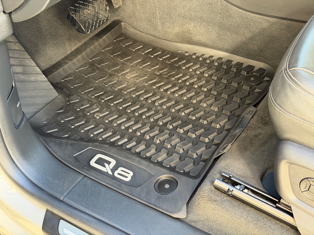 Photo 25 of this AUDI Q8