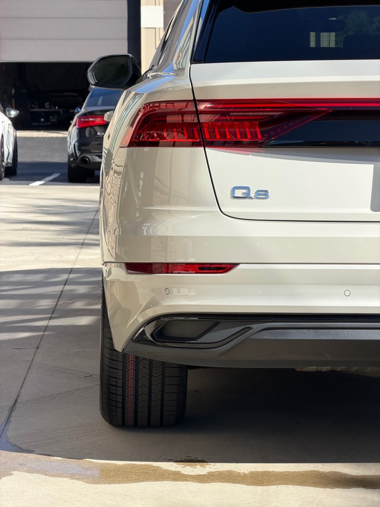 Photo 13 of this AUDI Q8