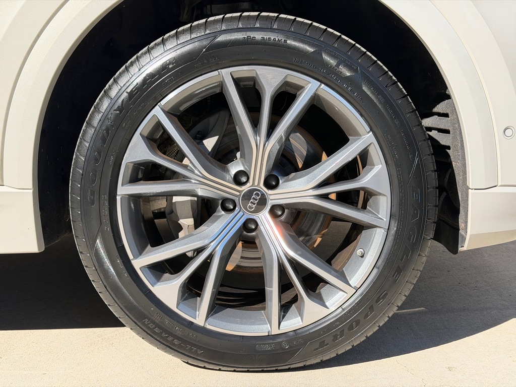 Photo 18 of this AUDI Q8