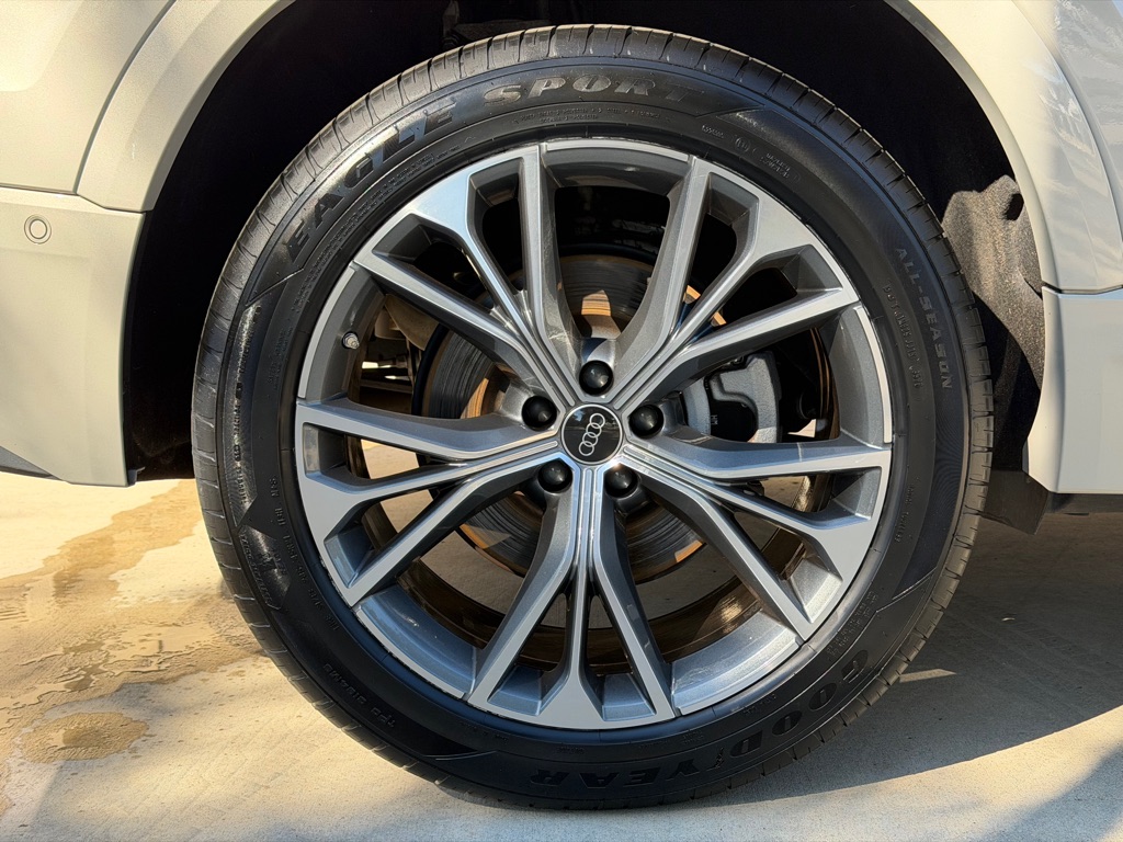 Photo 17 of this AUDI Q8
