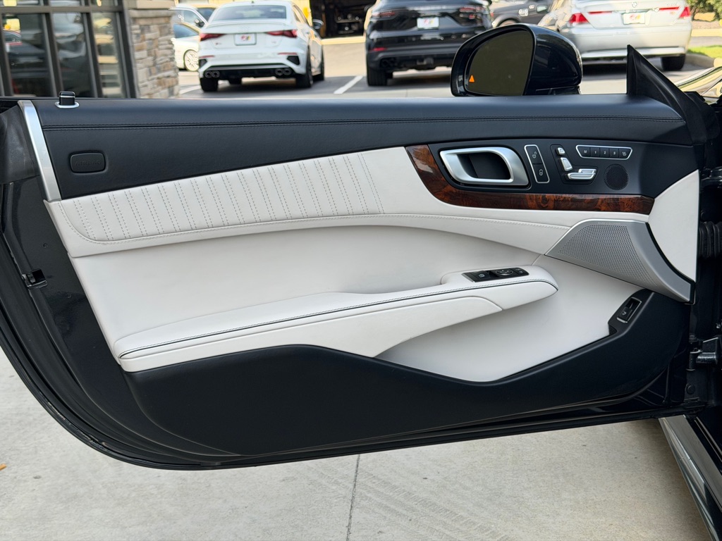 Photo 31 of this MERCEDES-BENZ SL