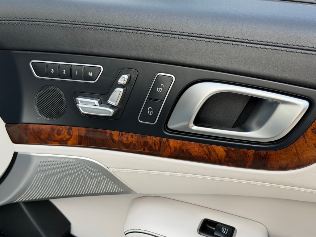 Photo 70 of this MERCEDES-BENZ SL