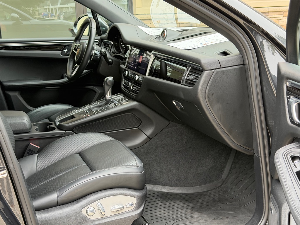 Photo 56 of this PORSCHE MACAN