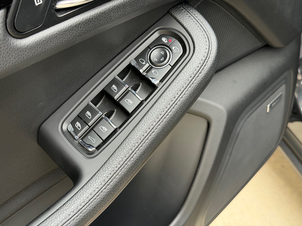 Photo 27 of this PORSCHE MACAN