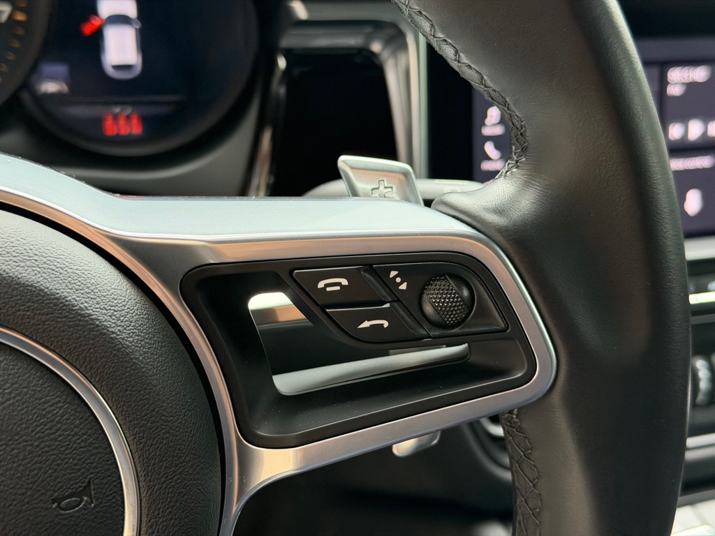Photo 38 of this PORSCHE MACAN