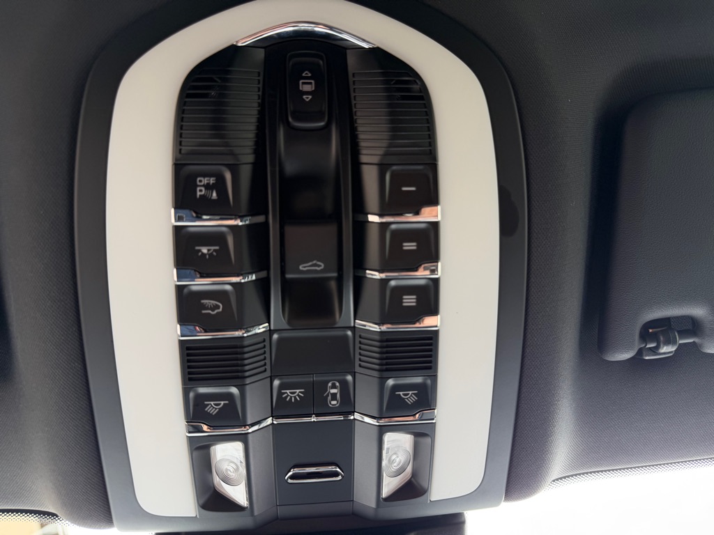 Photo 52 of this PORSCHE MACAN