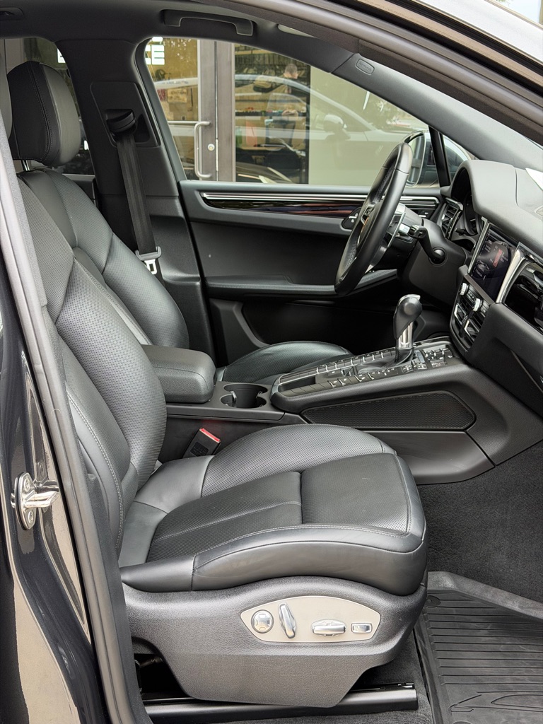 Photo 55 of this PORSCHE MACAN