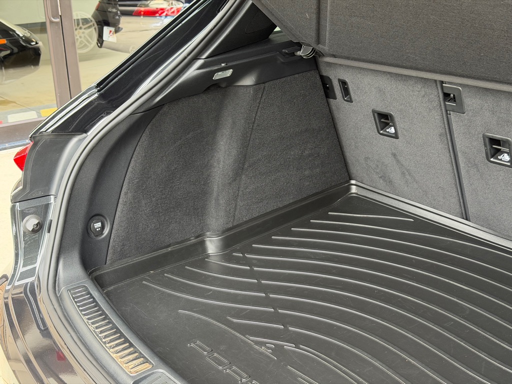 Photo 85 of this PORSCHE MACAN