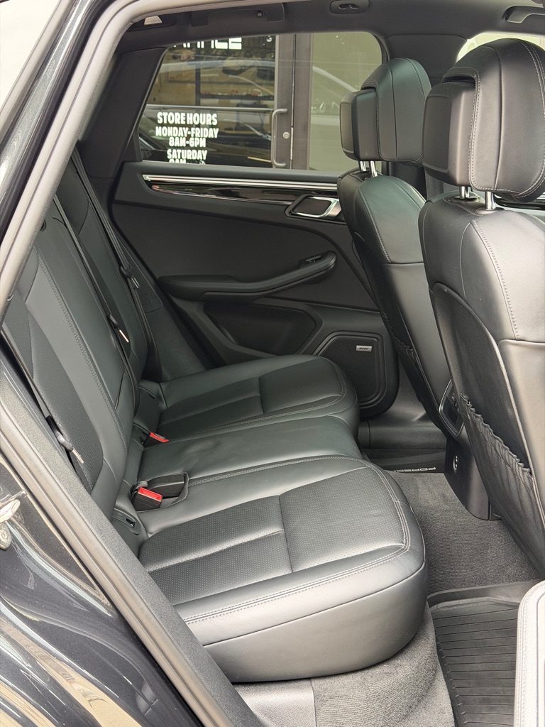 Photo 72 of this PORSCHE MACAN