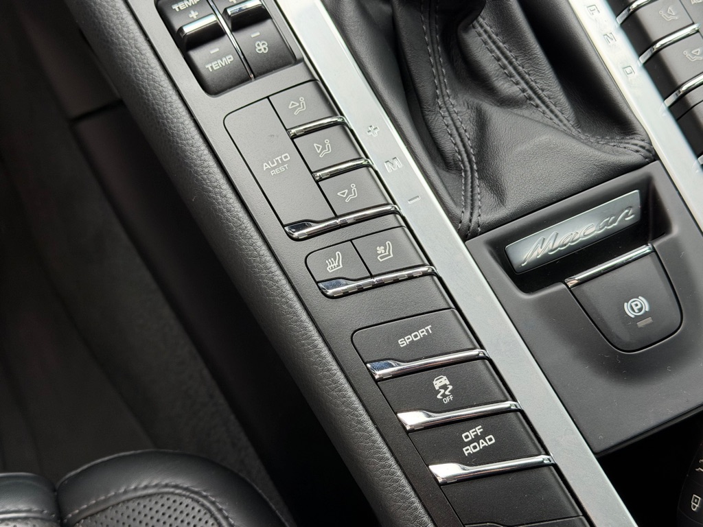 Photo 45 of this PORSCHE MACAN
