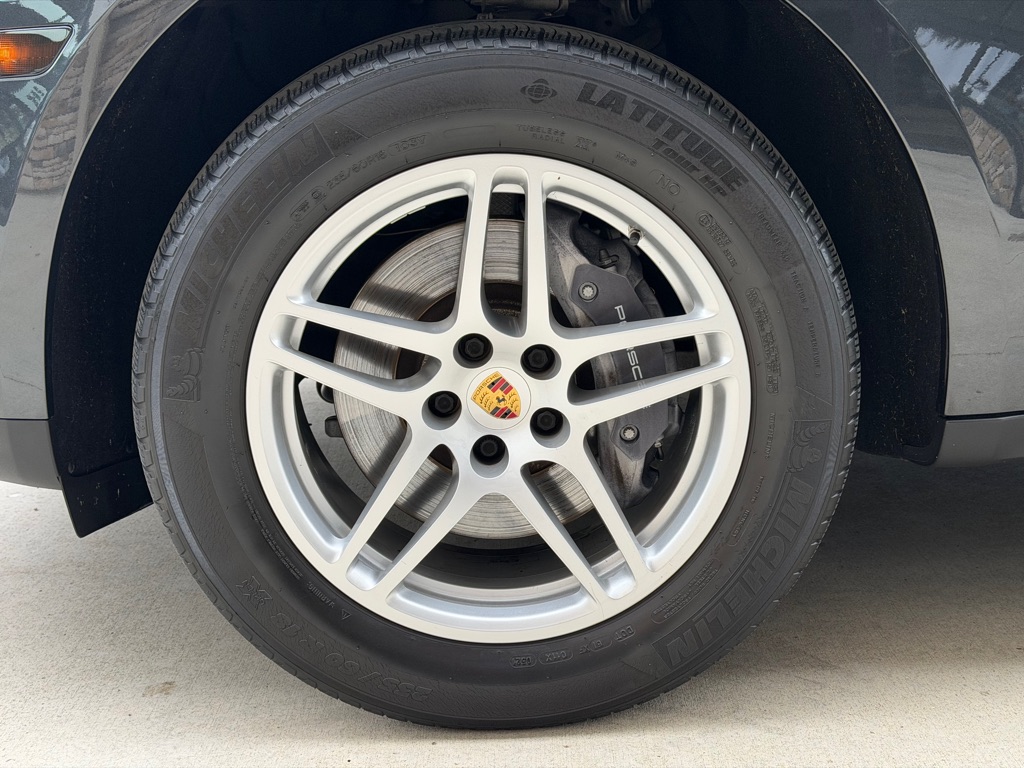Photo 19 of this PORSCHE MACAN