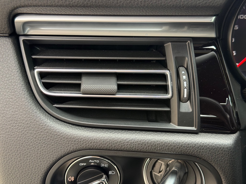 Photo 33 of this PORSCHE MACAN