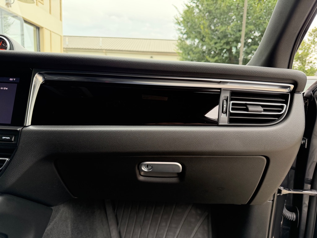 Photo 65 of this PORSCHE MACAN