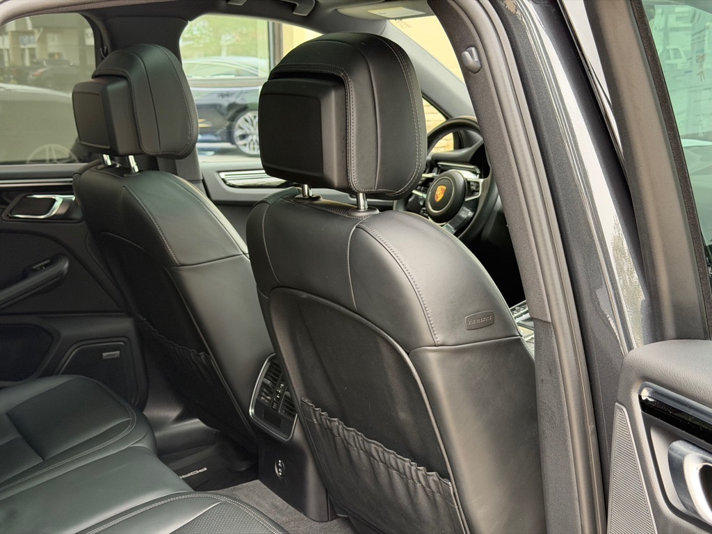Photo 73 of this PORSCHE MACAN