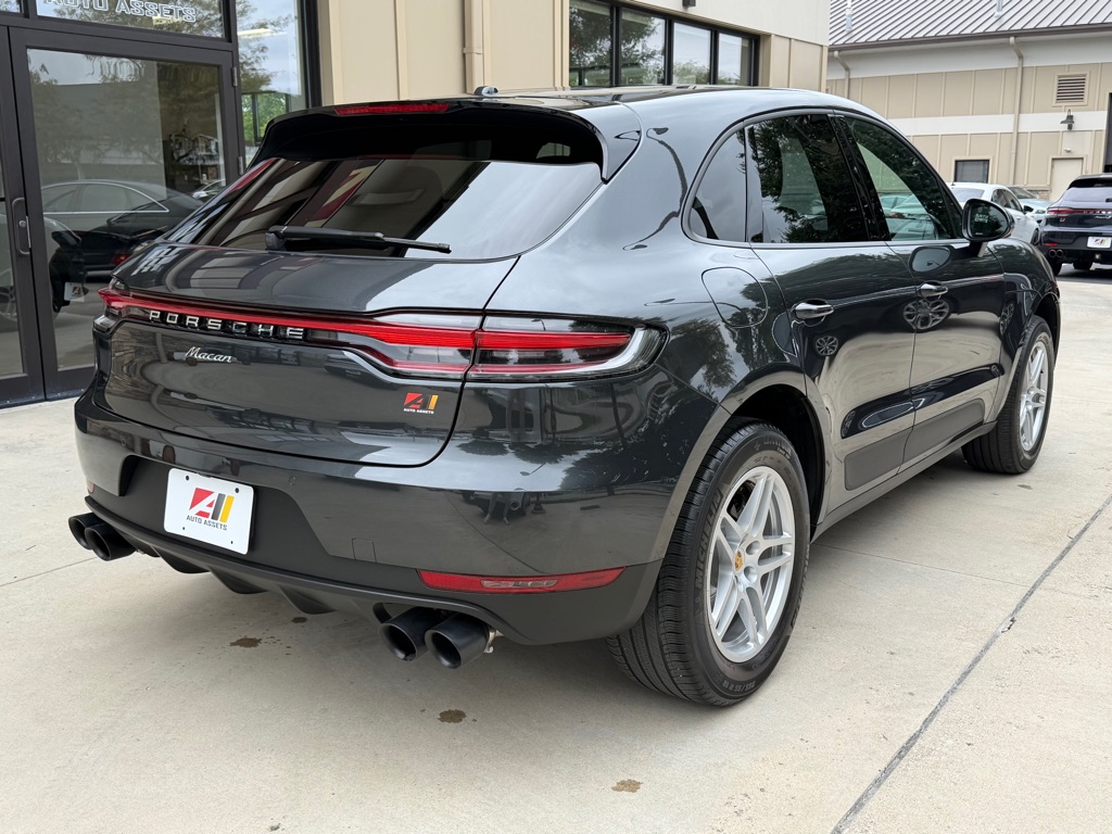 Photo 9 of this PORSCHE MACAN