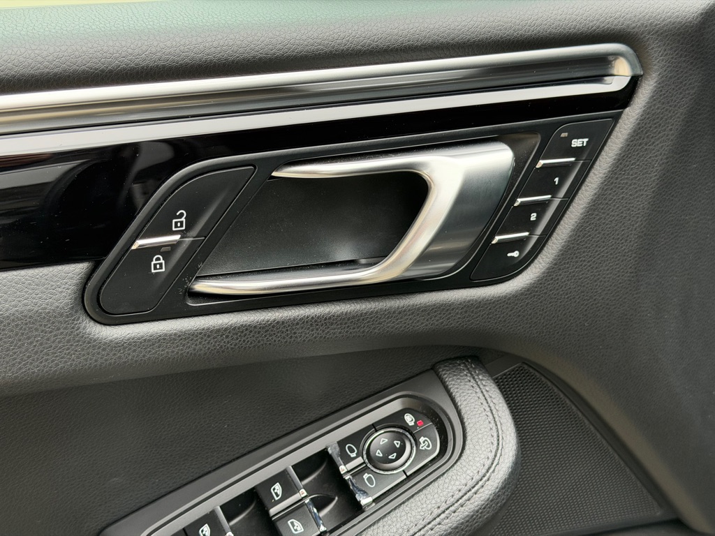 Photo 26 of this PORSCHE MACAN