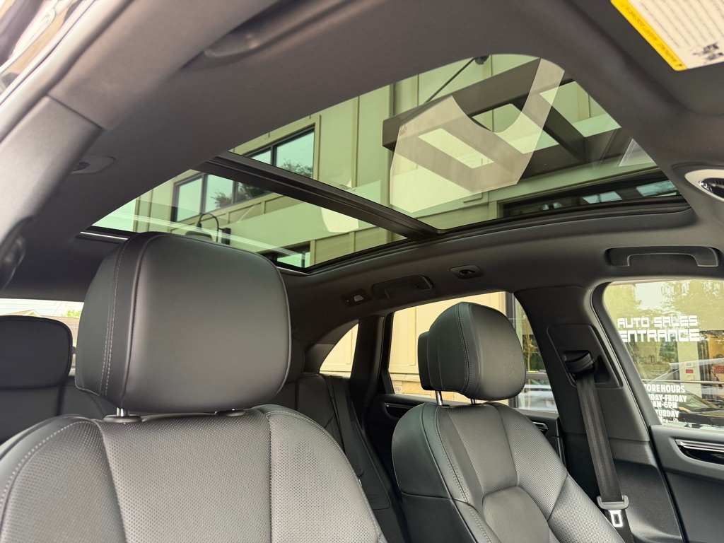 Photo 71 of this PORSCHE MACAN