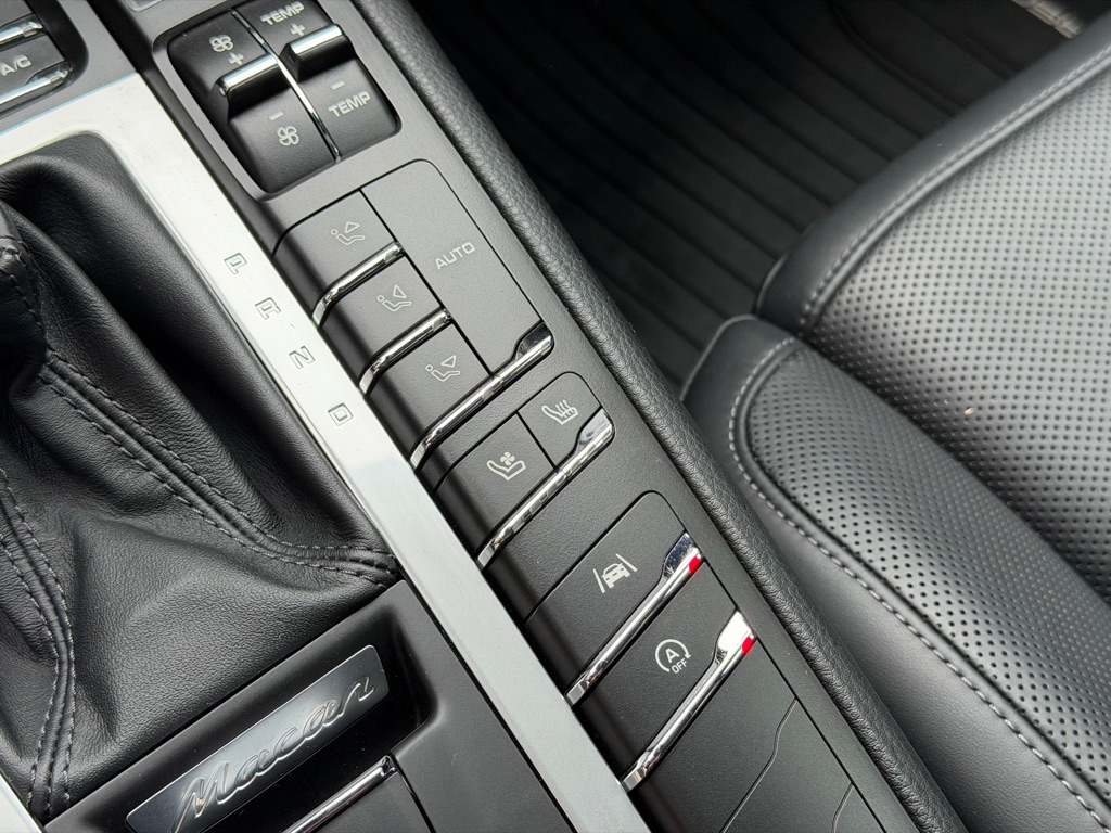 Photo 46 of this PORSCHE MACAN