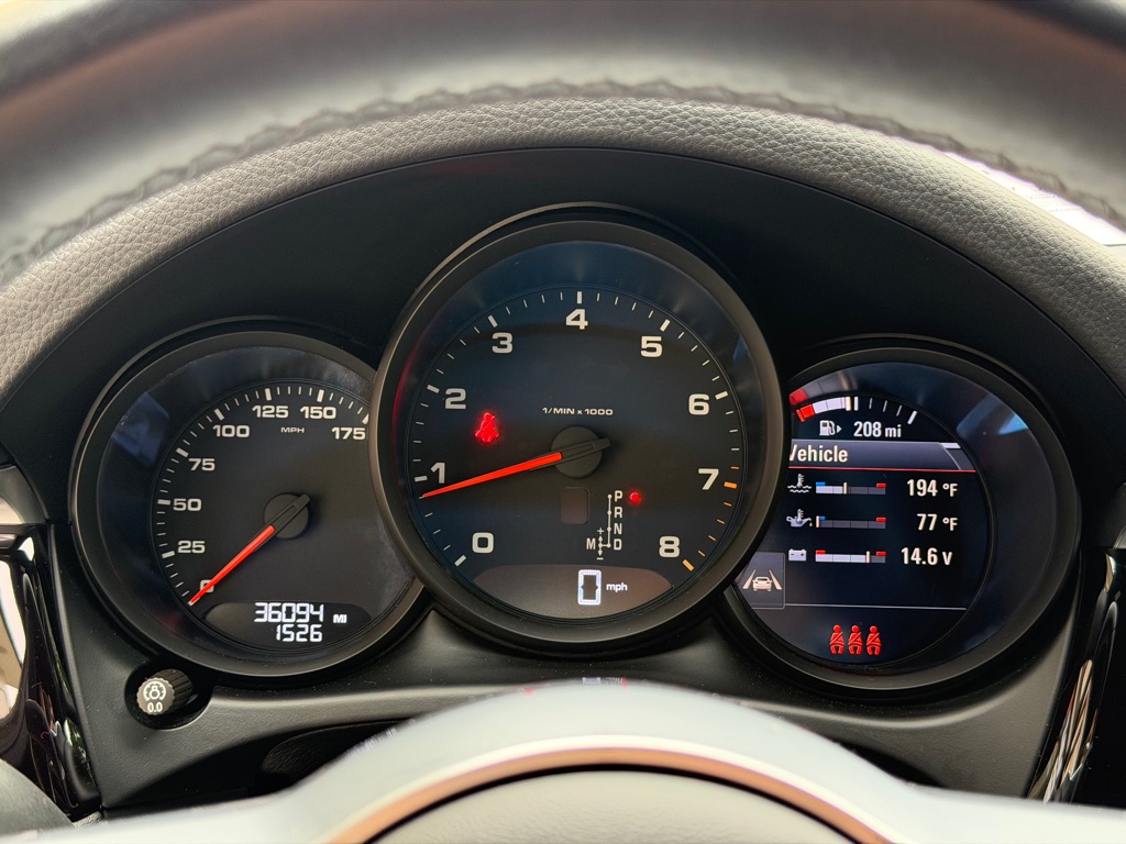 Photo 39 of this PORSCHE MACAN