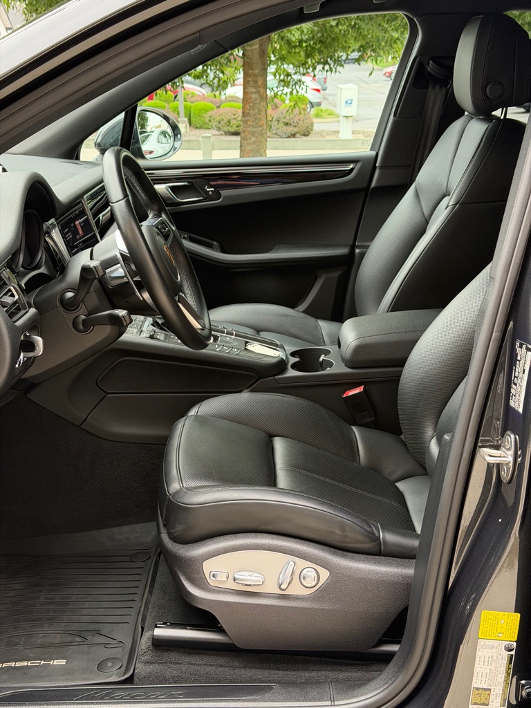 Photo 23 of this PORSCHE MACAN