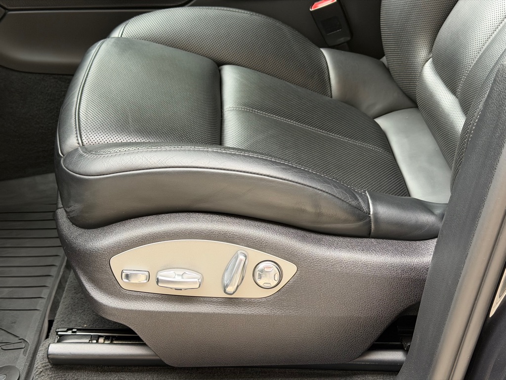 Photo 30 of this PORSCHE MACAN