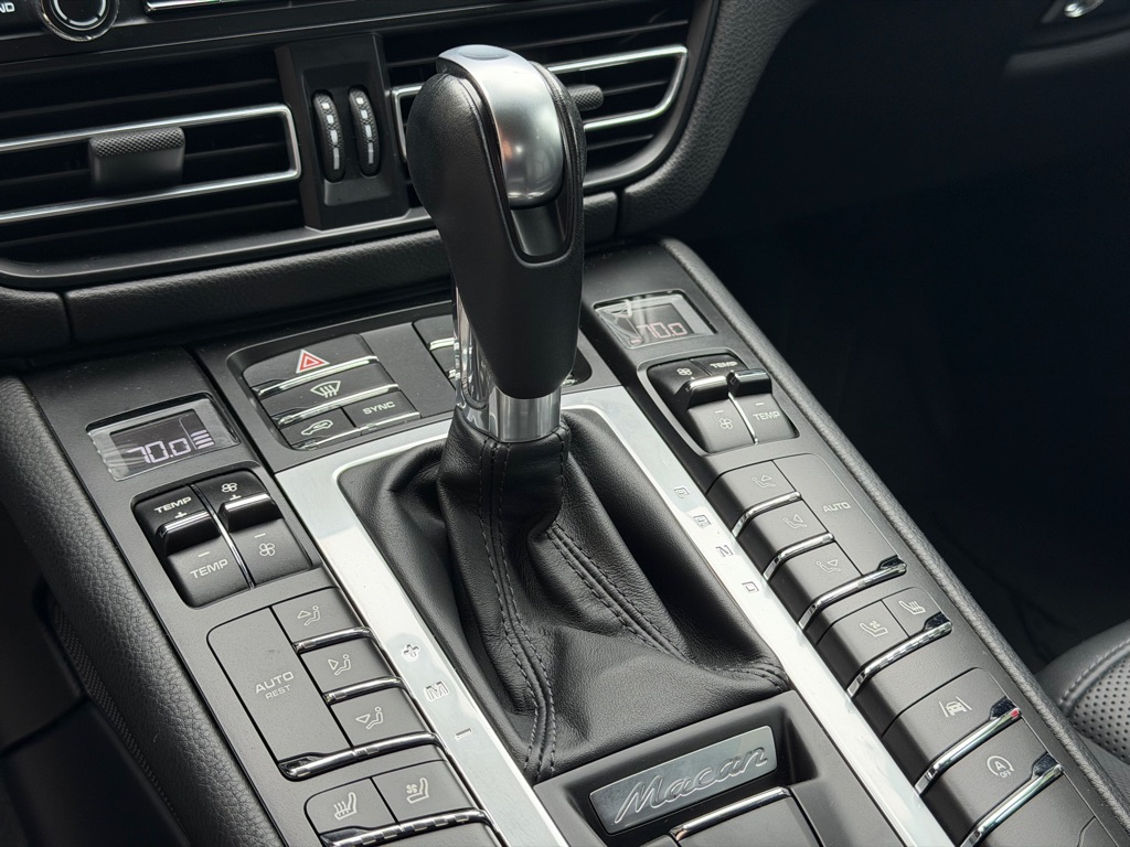Photo 47 of this PORSCHE MACAN