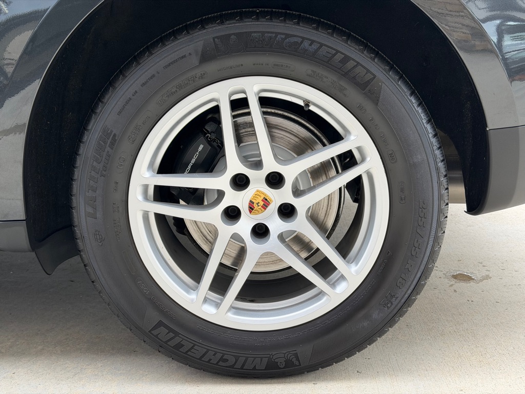 Photo 20 of this PORSCHE MACAN