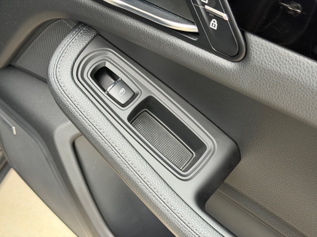 Photo 59 of this PORSCHE MACAN