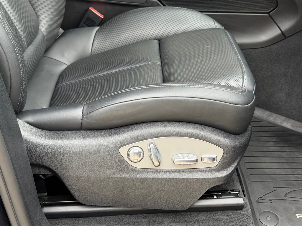 Photo 62 of this PORSCHE MACAN