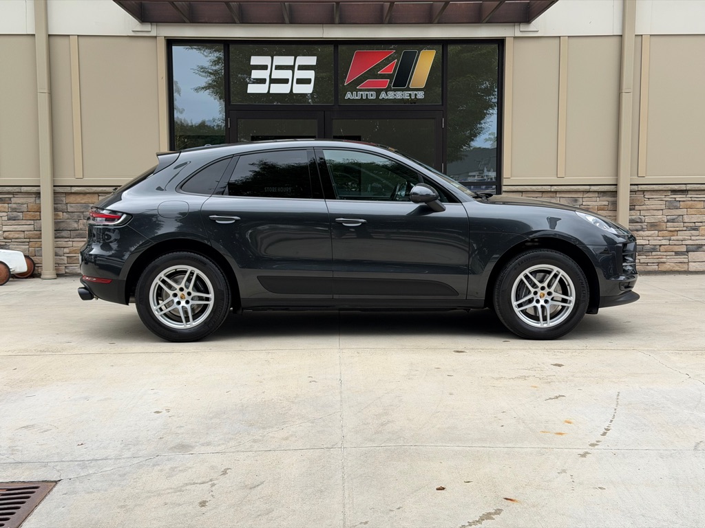 Photo 2 of this PORSCHE MACAN