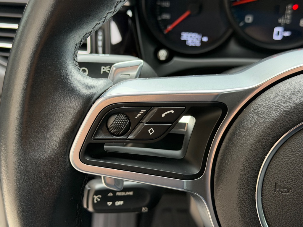 Photo 37 of this PORSCHE MACAN