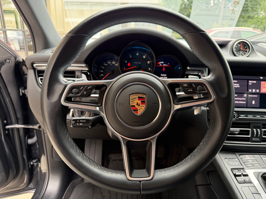 Photo 35 of this PORSCHE MACAN