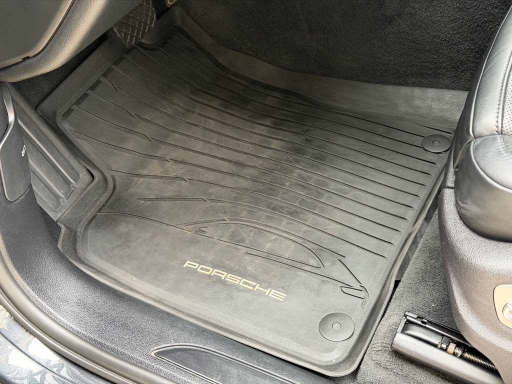Photo 29 of this PORSCHE MACAN