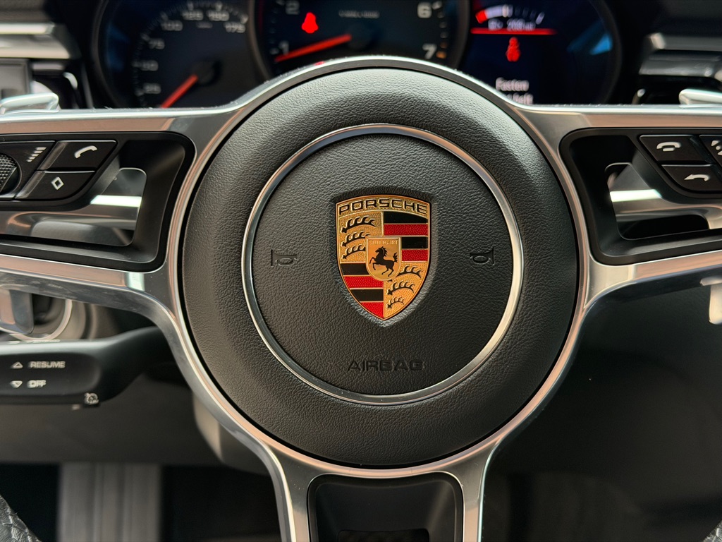 Photo 36 of this PORSCHE MACAN
