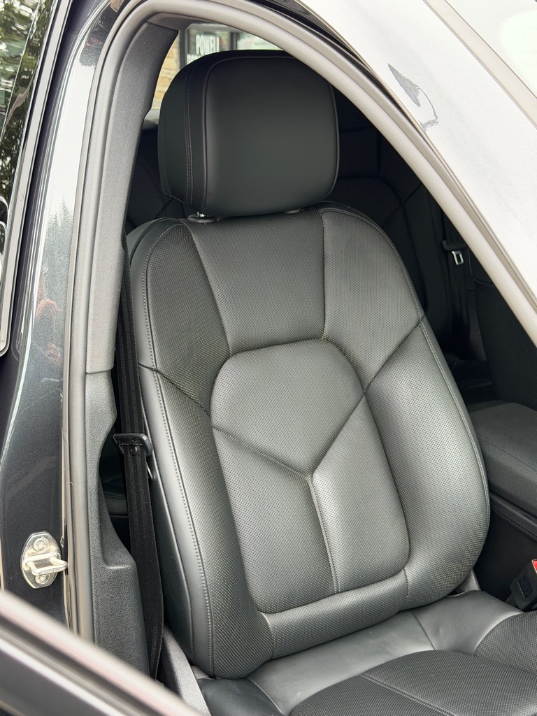 Photo 63 of this PORSCHE MACAN