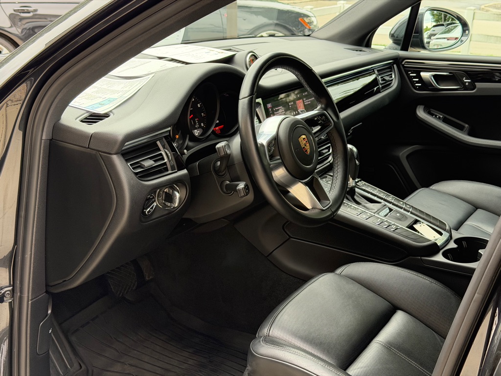 Photo 24 of this PORSCHE MACAN