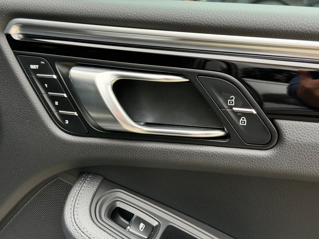 Photo 58 of this PORSCHE MACAN