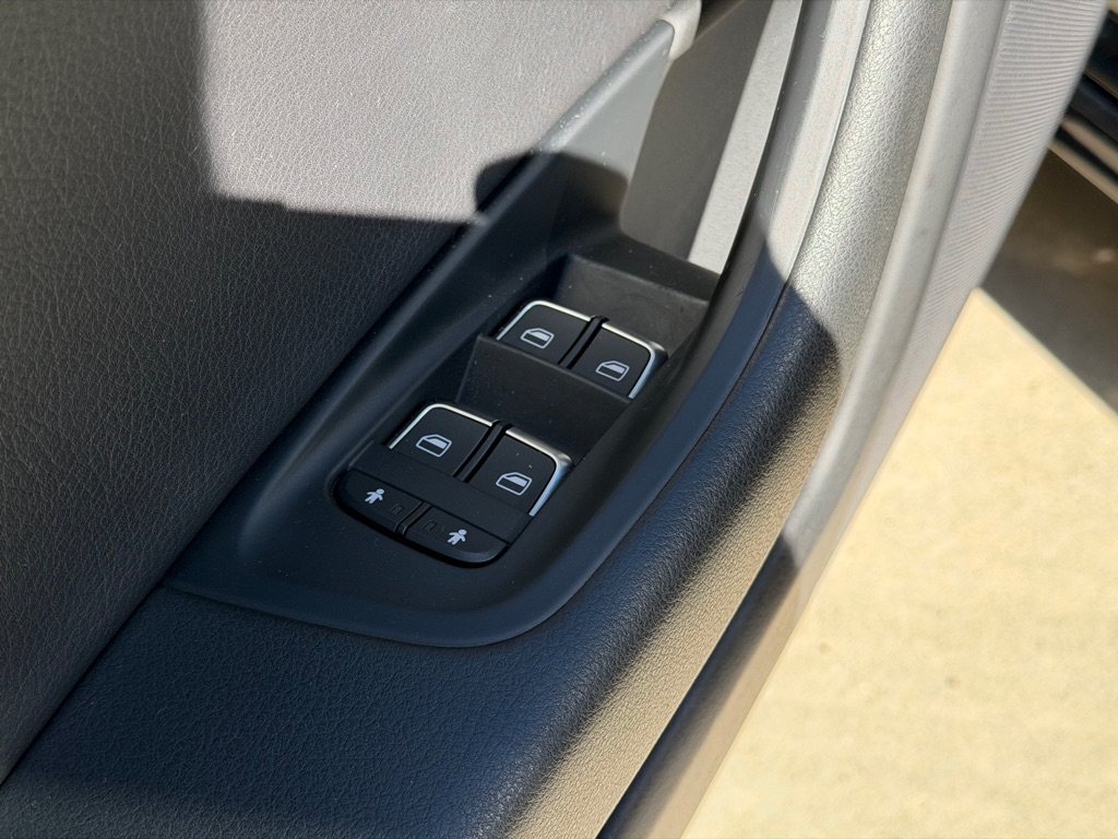 Photo 24 of this AUDI A6