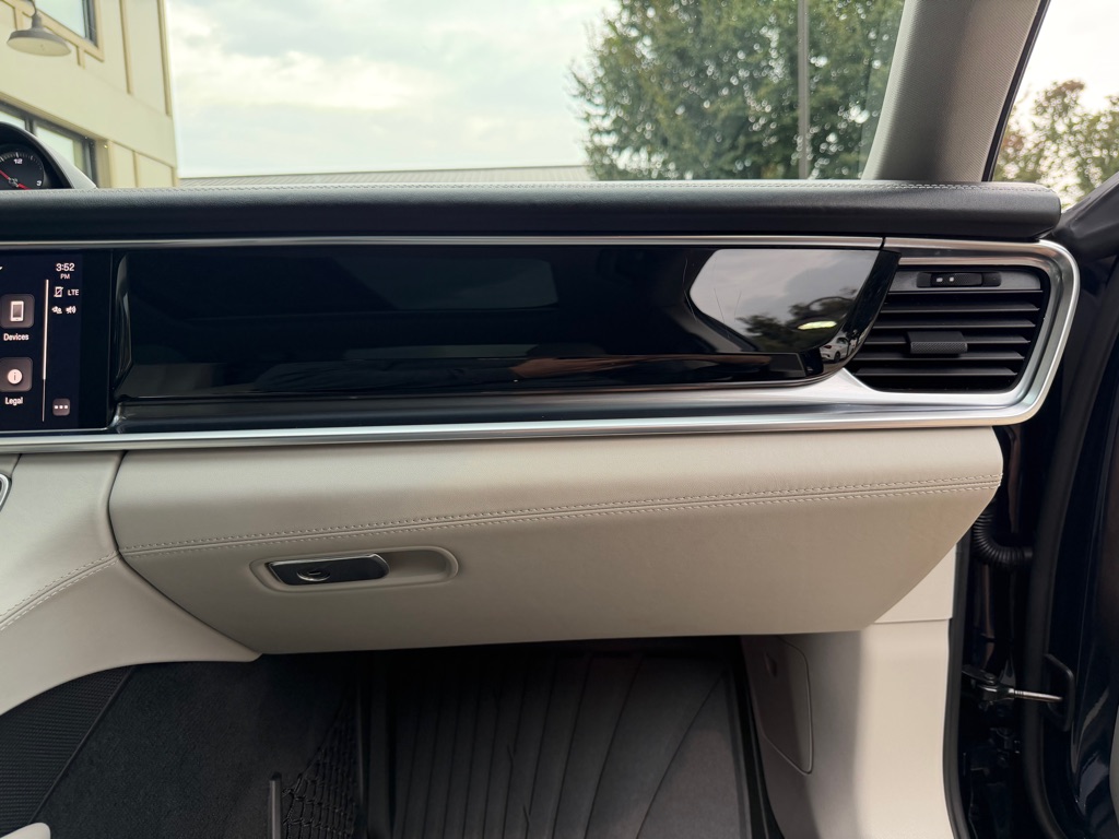 Photo 72 of this PORSCHE PANAMERA