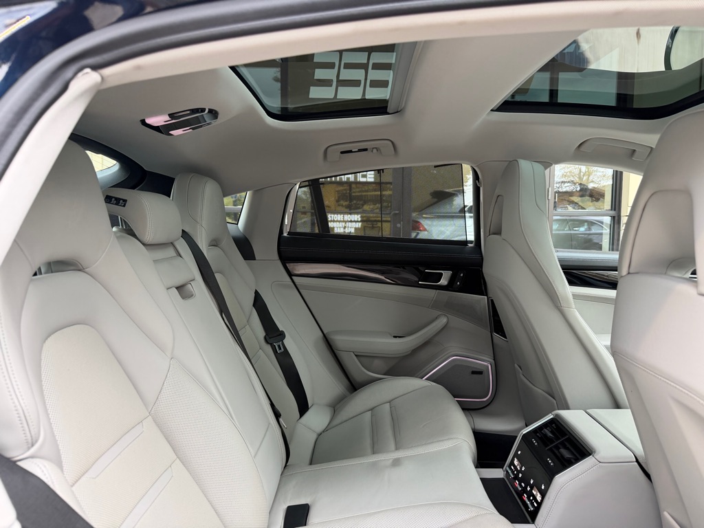 Photo 88 of this PORSCHE PANAMERA