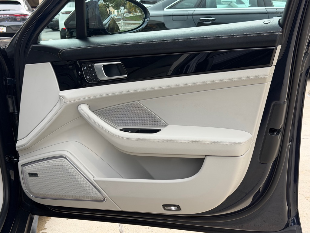 Photo 63 of this PORSCHE PANAMERA