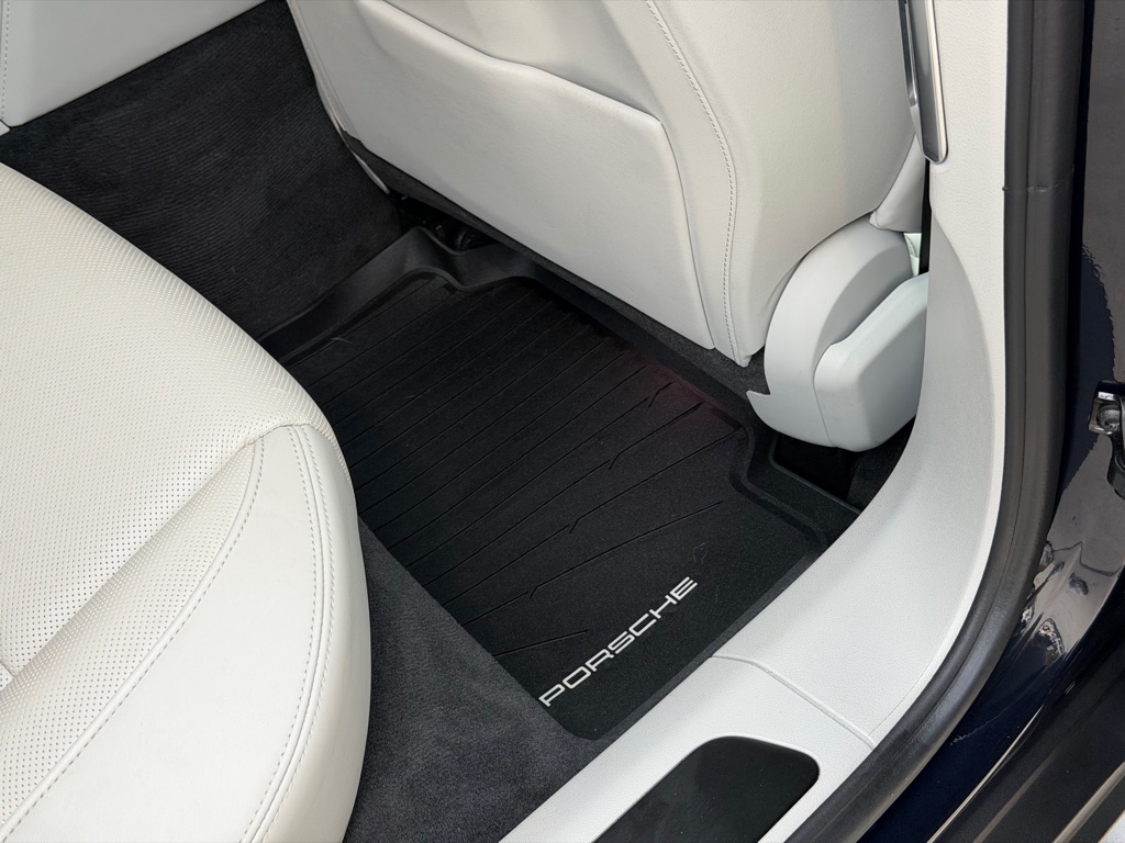 Photo 84 of this PORSCHE PANAMERA