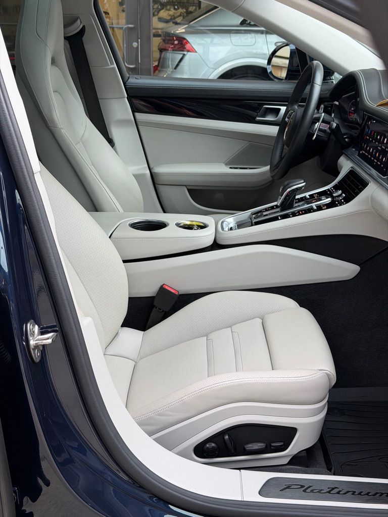 Photo 61 of this PORSCHE PANAMERA