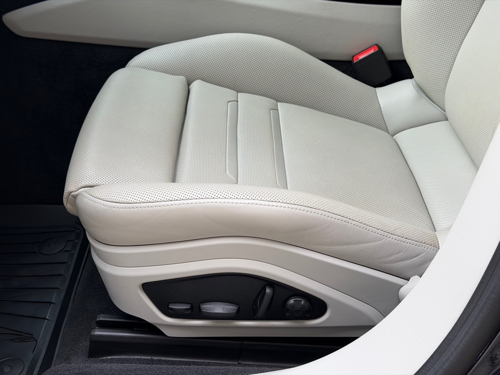 Photo 27 of this PORSCHE PANAMERA